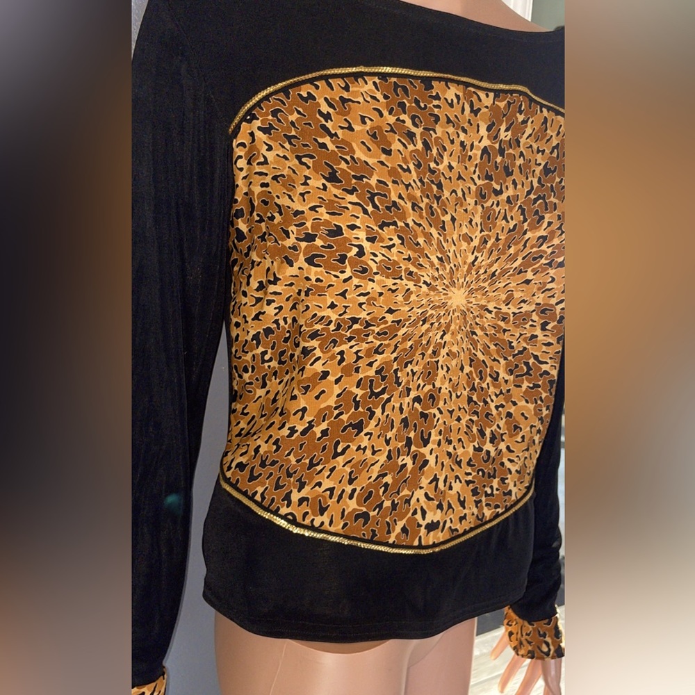VINTAGE BREEZE BLACK PRINT TOP SIZE SMALL
DOROTHY SCHOELEN